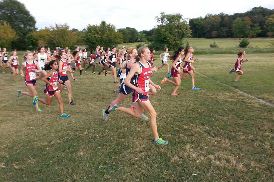 Lillie Robinson leading the pack, with Neda Mobasher, Lindsey Martin, and Aspen Robinson following closely