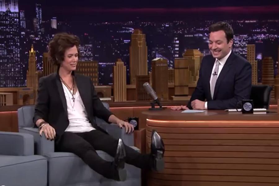 Kristen+Wiig+dressed+up+as+Harry+Styles+with+Jimmy+Fallon.